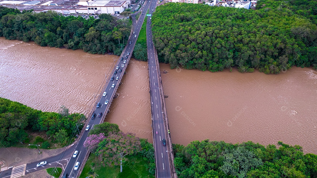 Vista aérea da cidade de Piracicaba, em São Paulo, Brasil. Rio Piracicaba com árvores e ponte.