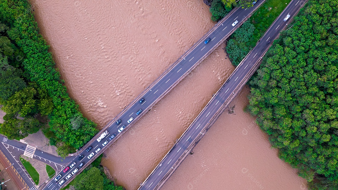 Vista aérea da cidade de Piracicaba, em São Paulo, Brasil. Rio Piracicaba com árvores e ponte.