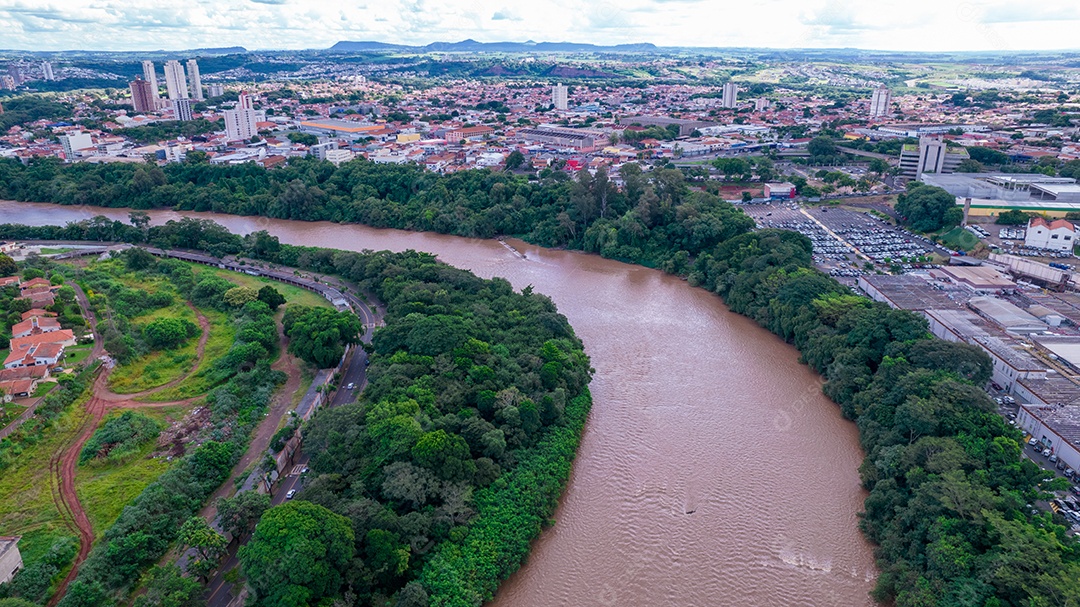 Vista aérea da cidade de Piracicaba, em São Paulo, Brasil. Rio Piracicaba com árvores e ponte.