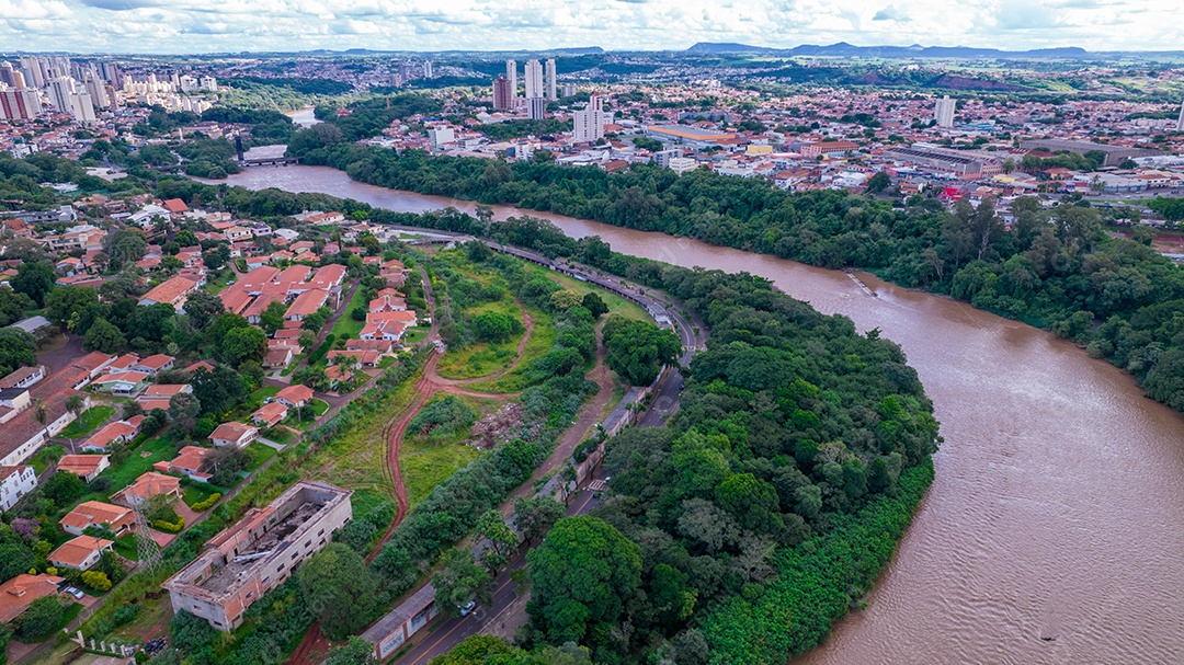 Vista aérea da cidade de Piracicaba, em São Paulo, Brasil. Rio Piracicaba com árvores e ponte.