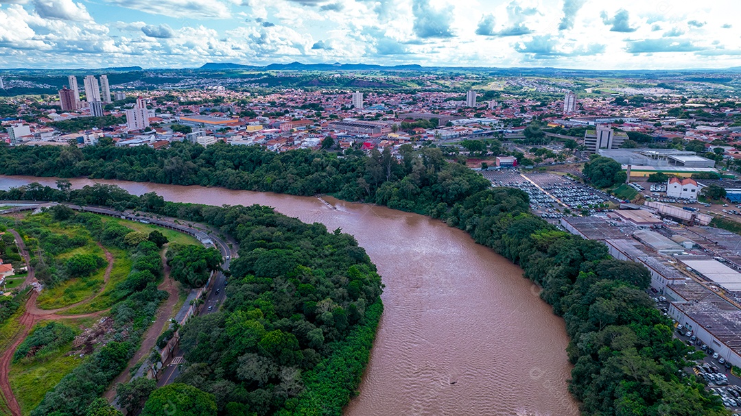 Vista aérea da cidade de Piracicaba, em São Paulo, Brasil. Rio Piracicaba com árvores.