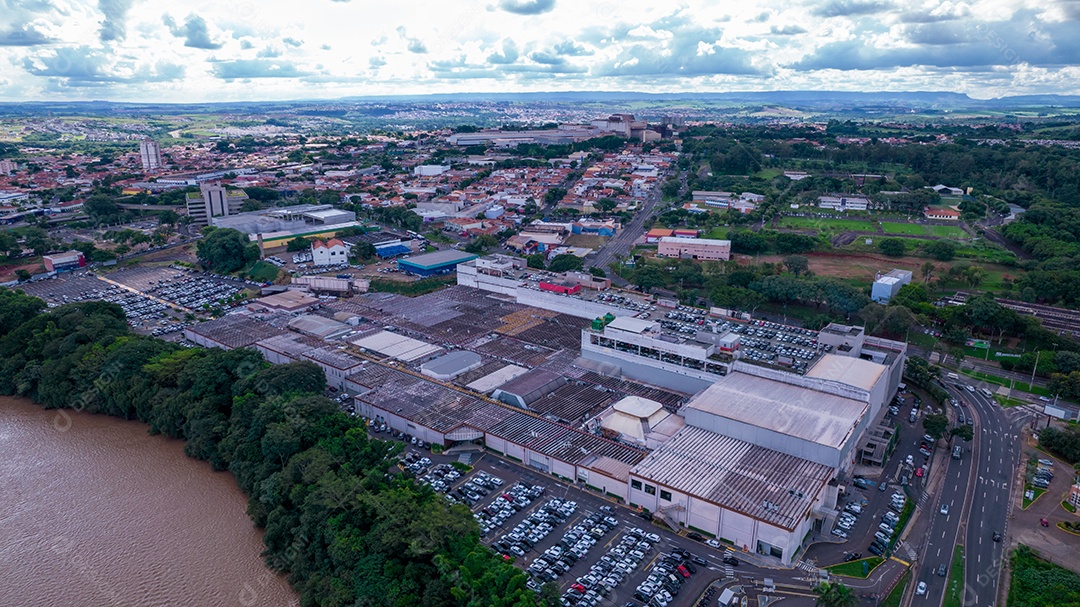 Vista aérea da cidade de Piracicaba, em São Paulo, Brasil. Rio Piracicaba com árvores e ponte.
