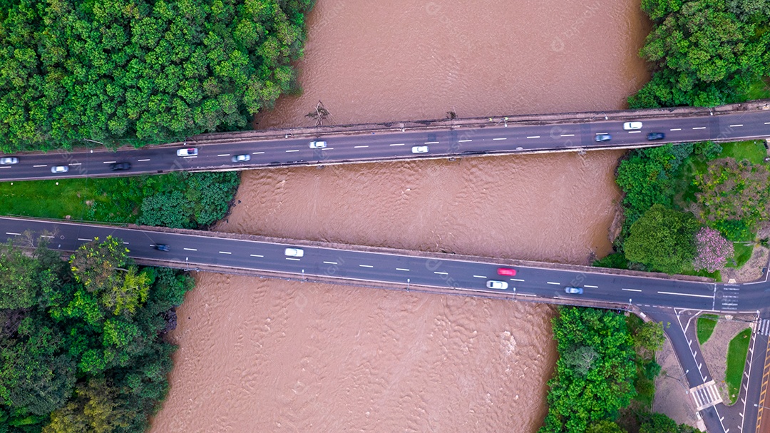 Vista aérea da cidade de Piracicaba, em São Paulo, Brasil. Rio Piracicaba com árvores e ponte.