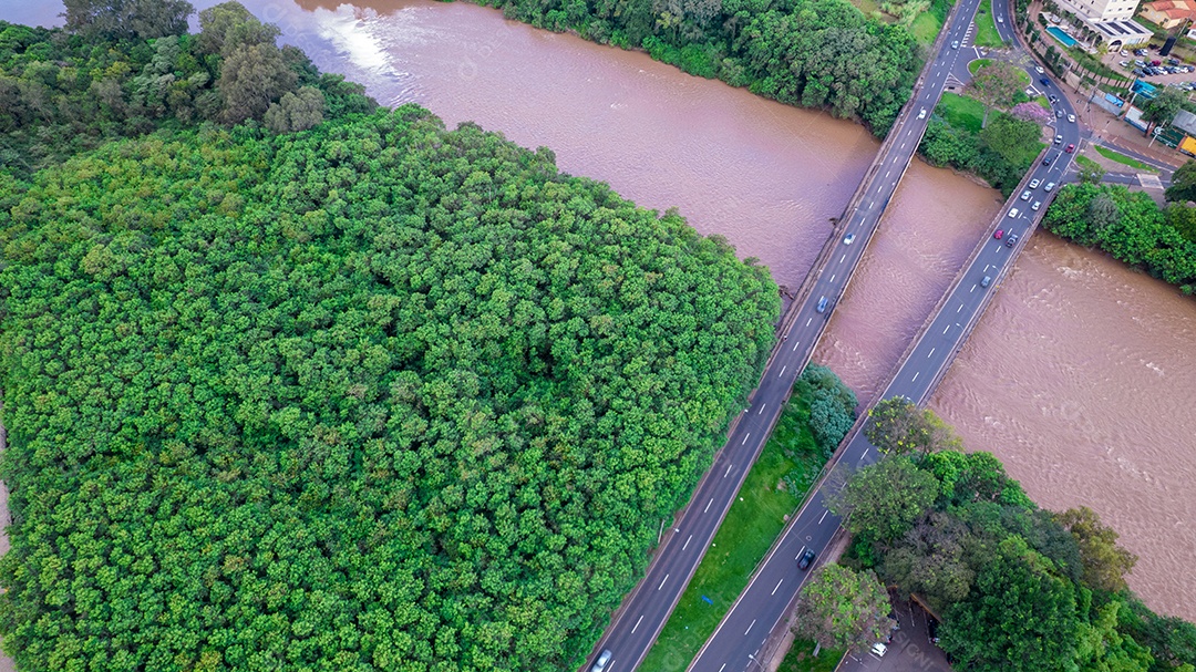Vista aérea da cidade de Piracicaba, em São Paulo, Brasil. Rio Piracicaba com árvores e ponte.