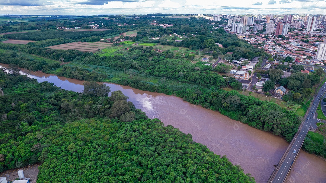 Vista aérea da cidade de Piracicaba, em São Paulo, Brasil. Rio Piracicaba com árvores, casas e escritórios.