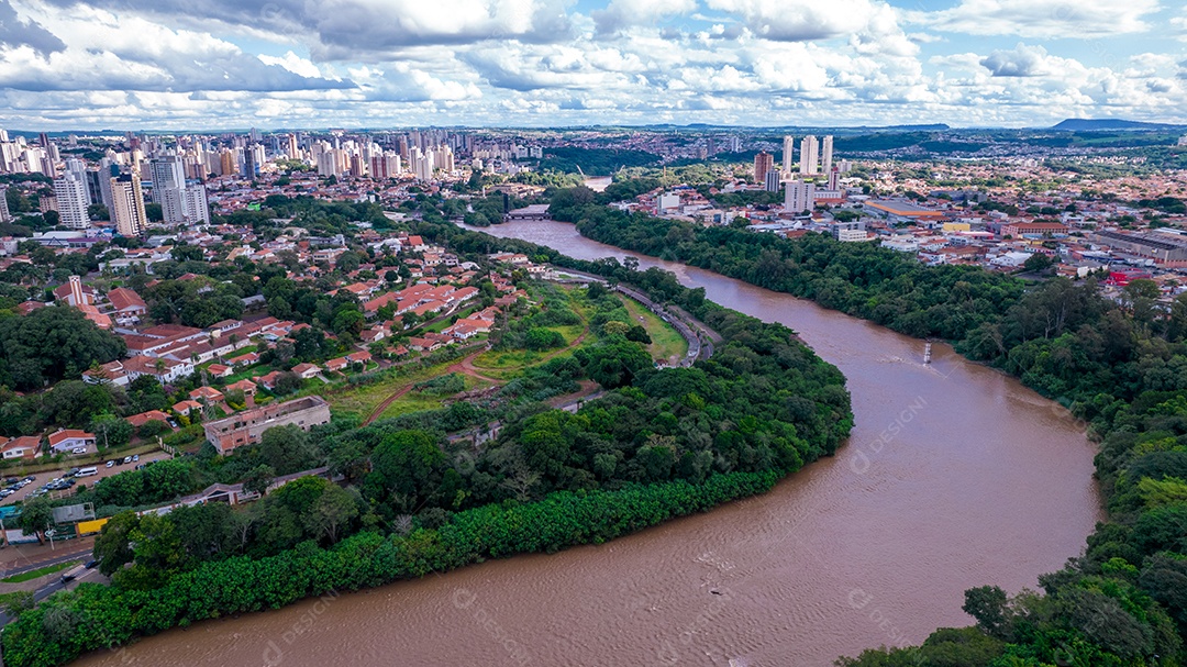 Vista aérea da cidade de Piracicaba, em São Paulo, Brasil. Rio Piracicaba com árvores, casas e escritórios.