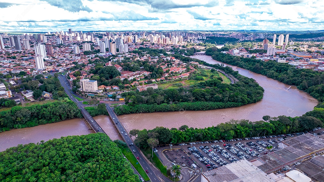 Vista aérea da cidade de Piracicaba, em São Paulo, Brasil. Rio Piracicaba com árvores, casas e escritórios.