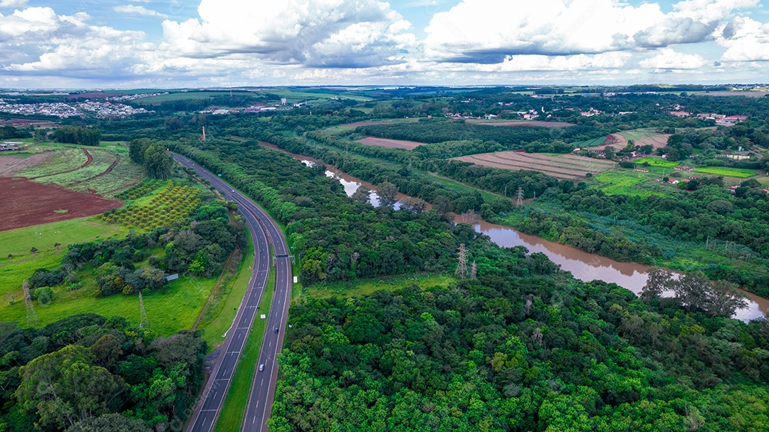 Vista aérea da cidade de Piracicaba, em São Paulo, Brasil. Rio Piracicaba com árvores, casas e escritórios.