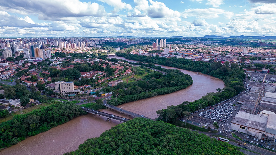 Vista aérea da cidade de Piracicaba, em São Paulo, Brasil. Rio Piracicaba com árvores, casas e escritórios.