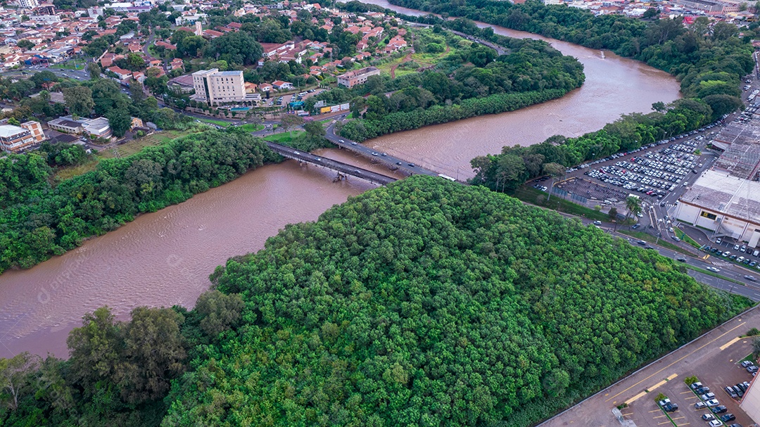 Vista aérea da cidade de Piracicaba, em São Paulo, Brasil. Rio Piracicaba com árvores, casas e escritórios.