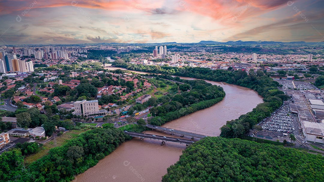 Vista aérea da cidade de Piracicaba, em São Paulo, Brasil. Rio Piracicaba com árvores, casas e escritórios.