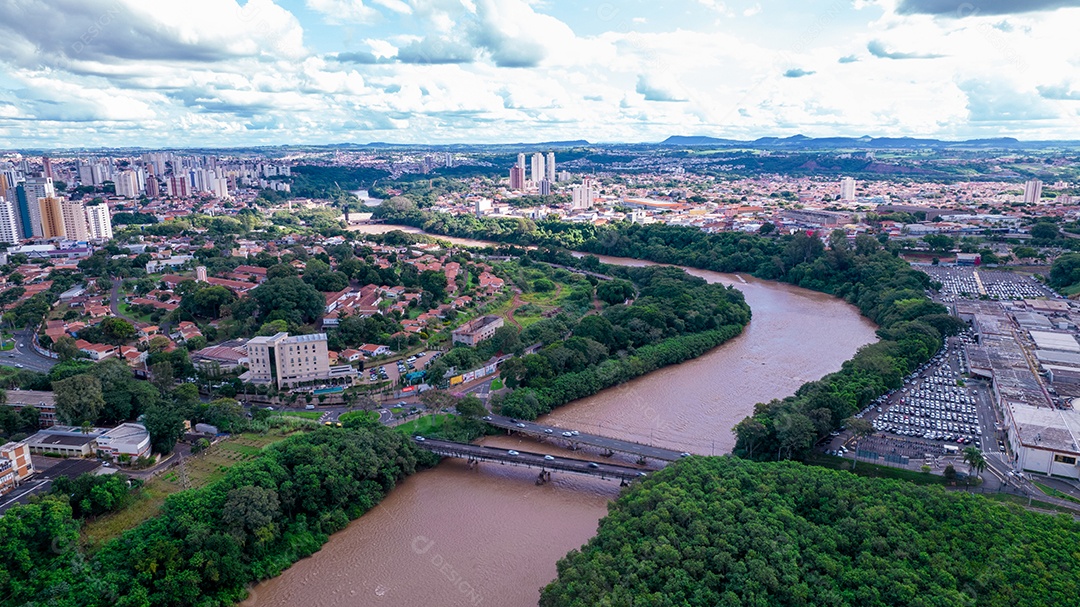 Vista aérea da cidade de Piracicaba, em São Paulo, Brasil. Rio Piracicaba com árvores, casas e escritórios.