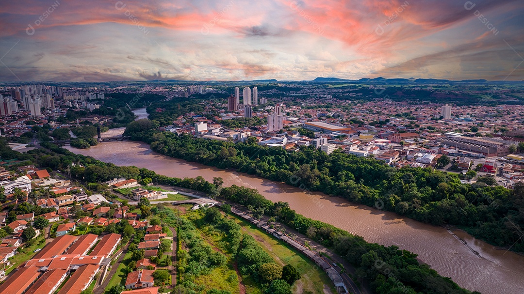 Vista aérea da cidade de Piracicaba, em São Paulo, Brasil. Rio Piracicaba com árvores, casas e escritórios.
