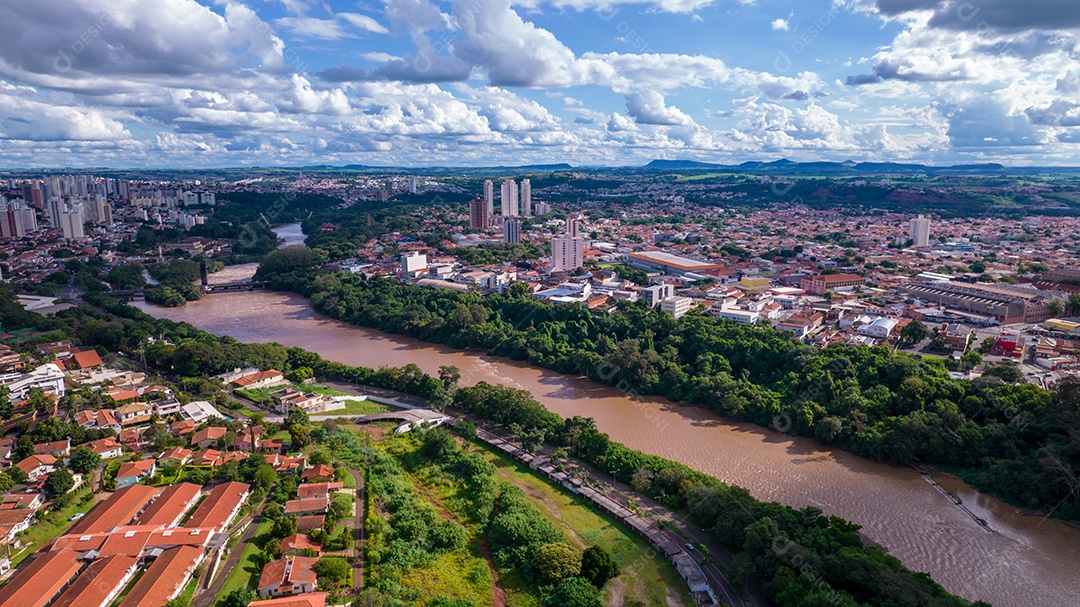 Vista aérea da cidade de Piracicaba, em São Paulo, Brasil. Rio Piracicaba com árvores, casas e escritórios.