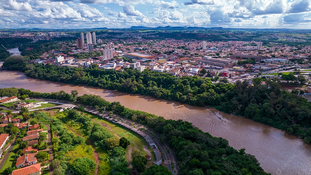 Vista aérea da cidade de Piracicaba, em São Paulo, Brasil. Rio Piracicaba com árvores e ponte.