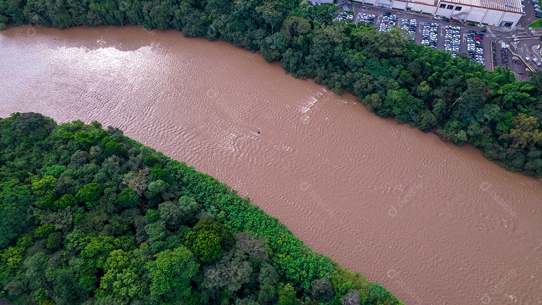 Vista aérea da cidade de Piracicaba, em São Paulo, Brasil. Rio Piracicaba com árvores e ponte.