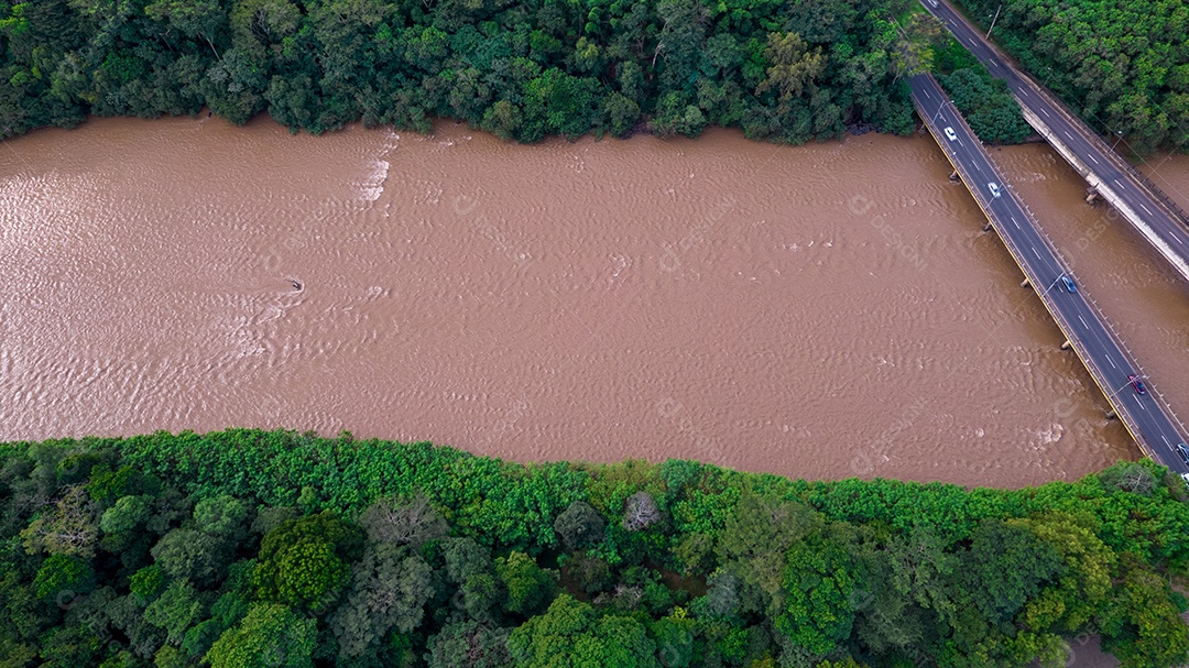 Vista aérea da cidade de Piracicaba, em São Paulo, Brasil. Rio Piracicaba com árvores e ponte.
