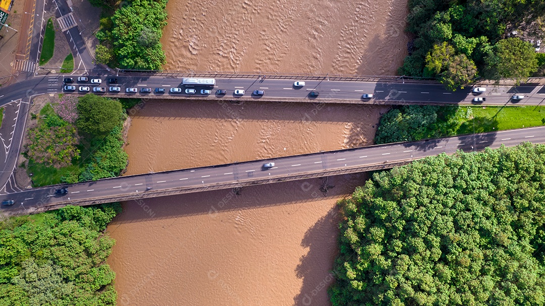 Vista aérea da cidade de Piracicaba, em São Paulo, Brasil. Rio Piracicaba com árvores e ponte.