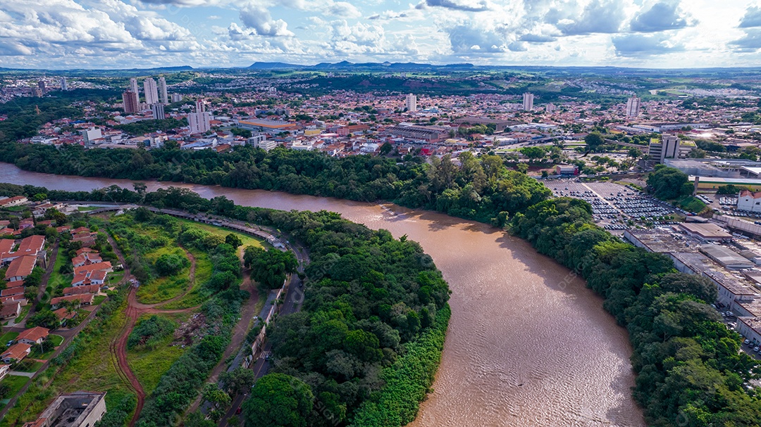 Vista aérea da cidade de Piracicaba, em São Paulo, Brasil. Rio Piracicaba com árvores.