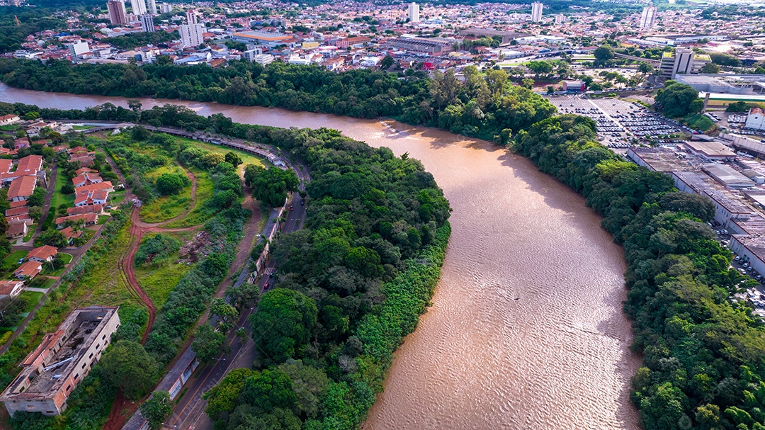 Vista aérea da cidade de Piracicaba, em São Paulo, Brasil. Rio Piracicaba com árvores.