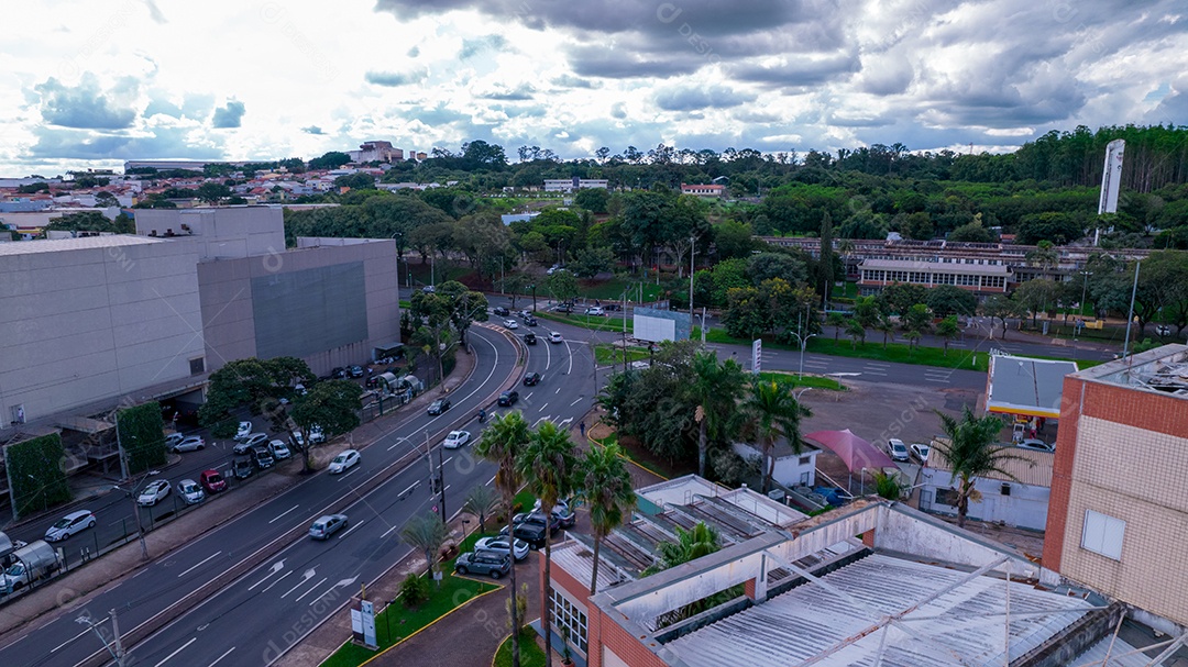 Vista aérea da cidade de Piracicaba, em São Paulo, Brasil. Rio Piracicaba com árvores, casas e escritórios.