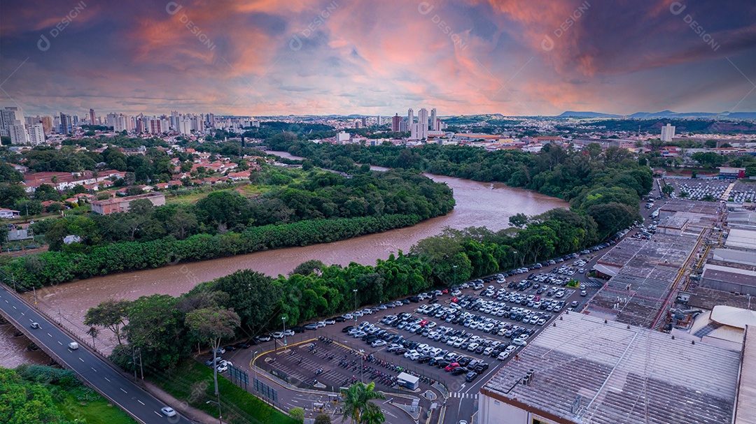 Vista aérea da cidade de Piracicaba, em São Paulo, Brasil. Rio Piracicaba com árvores.