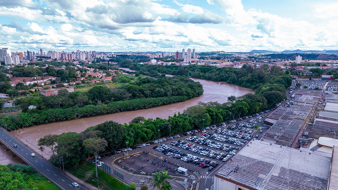 Vista aérea da cidade de Piracicaba, em São Paulo, Brasil. Rio Piracicaba com árvores.