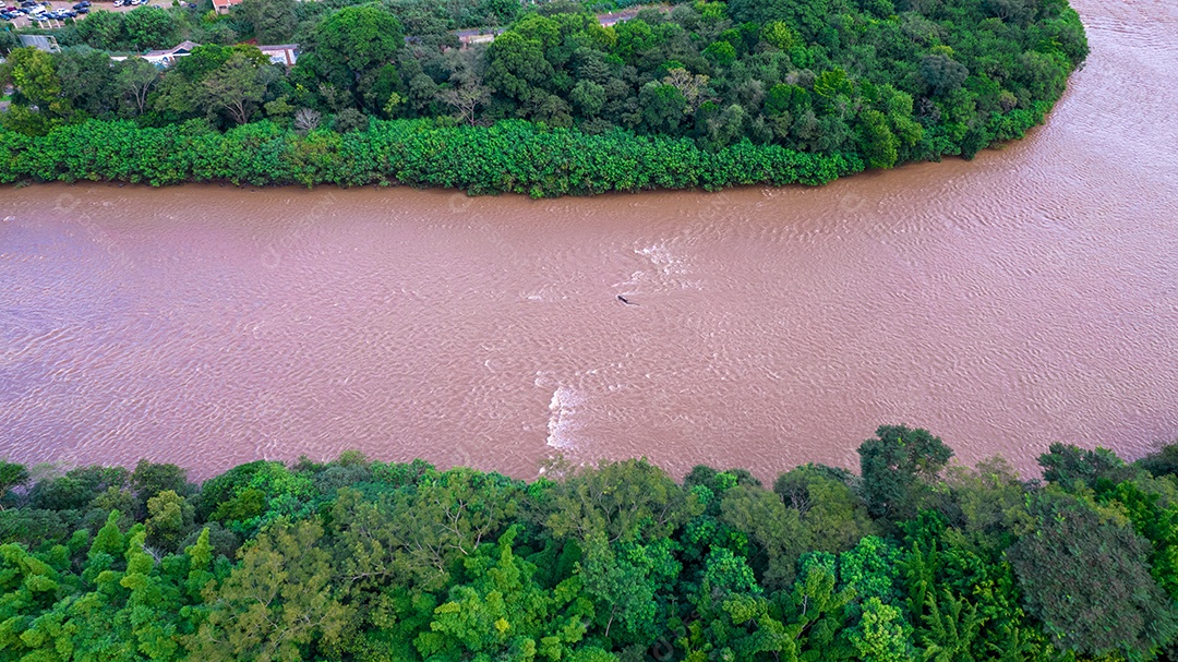 Vista aérea da cidade de Piracicaba, em São Paulo, Brasil. Rio Piracicaba com árvores.