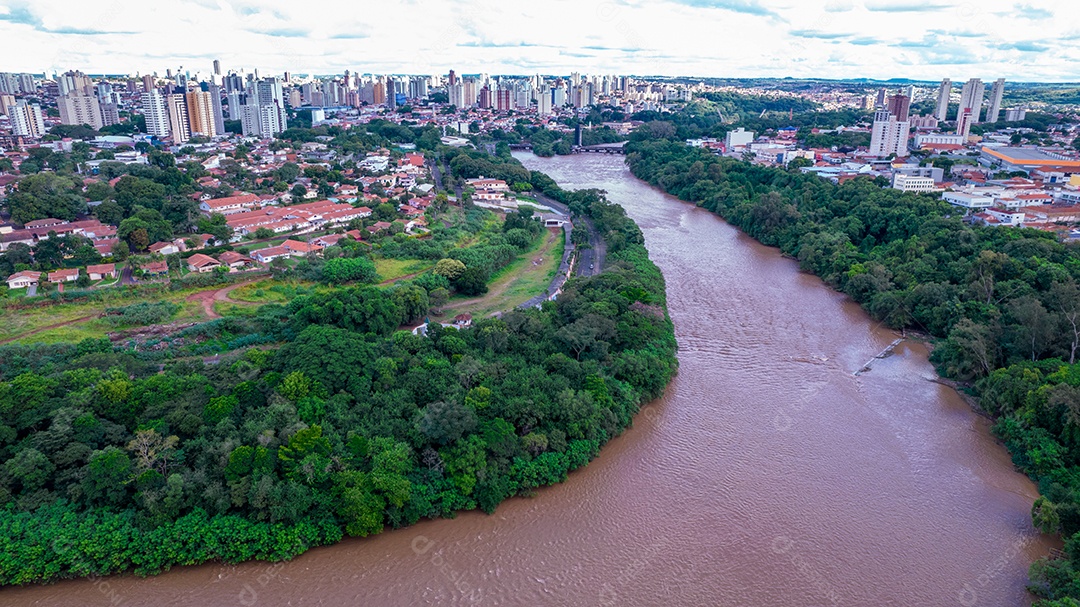 Vista aérea da cidade de Piracicaba, em São Paulo, Brasil. Rio Piracicaba com árvores, casas e escritórios.
