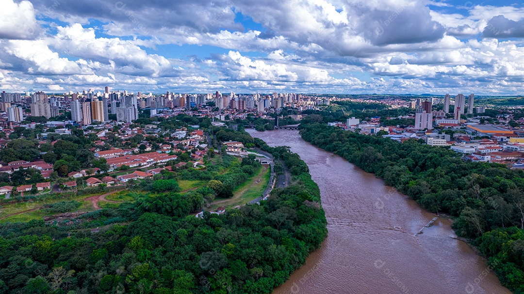 Vista aérea da cidade de Piracicaba, em São Paulo, Brasil. Rio Piracicaba com árvores, casas e escritórios.