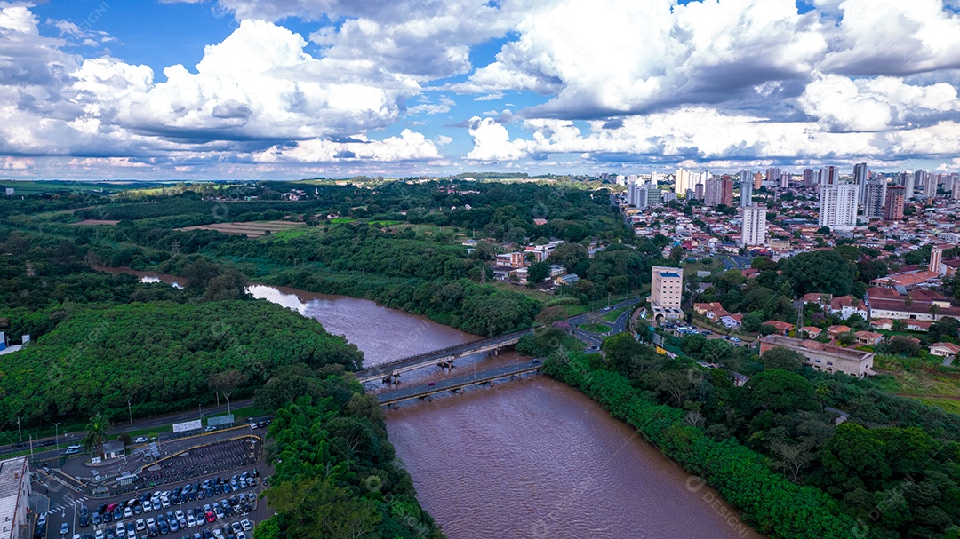 Vista aérea da cidade de Piracicaba, em São Paulo, Brasil. Rio Piracicaba com árvores, casas e escritórios.