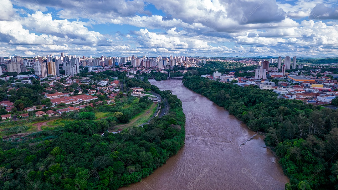 Vista aérea da cidade de Piracicaba, em São Paulo, Brasil. Rio Piracicaba com árvores, casas e escritórios.