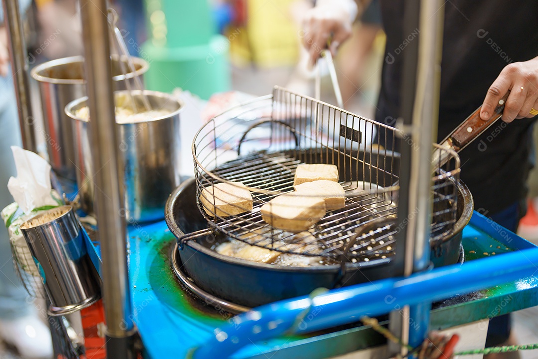 Cozinhando à mão o Stinky Tofu no mercado noturno, famosa rua taiwanesa