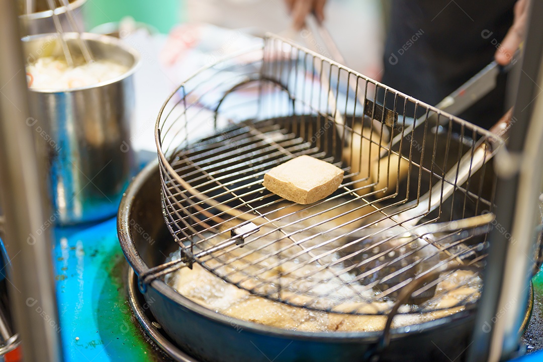 Cozinhando à mão o Stinky Tofu no mercado noturno, famosa rua taiwanesa