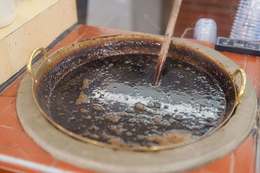 Pérolas de tapioca com chá de leite boba de açúcar mascavo no mercado noturno