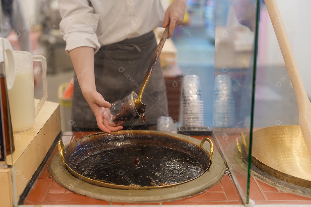 Pérolas de tapioca com chá de leite boba de açúcar mascavo no mercado noturno
