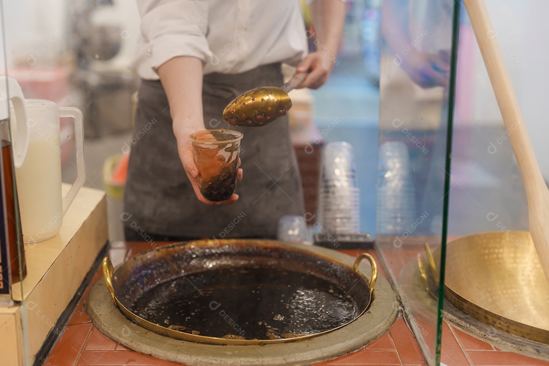 Pérolas de tapioca com chá de leite boba de açúcar mascavo no mercado noturno