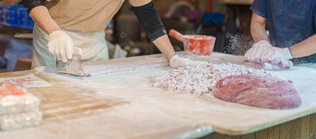 Mão preparando Yu Yuan ou Jiufen taro ball na Jiufen Old Street.