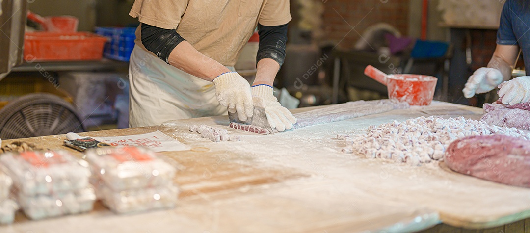 Mão preparando Yu Yuan ou Jiufen taro ball na Jiufen Old Street.