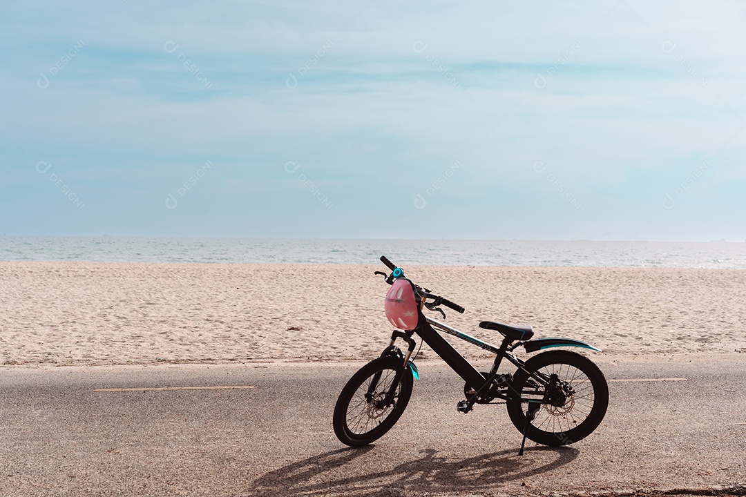Bicicleta pequena parada na praia