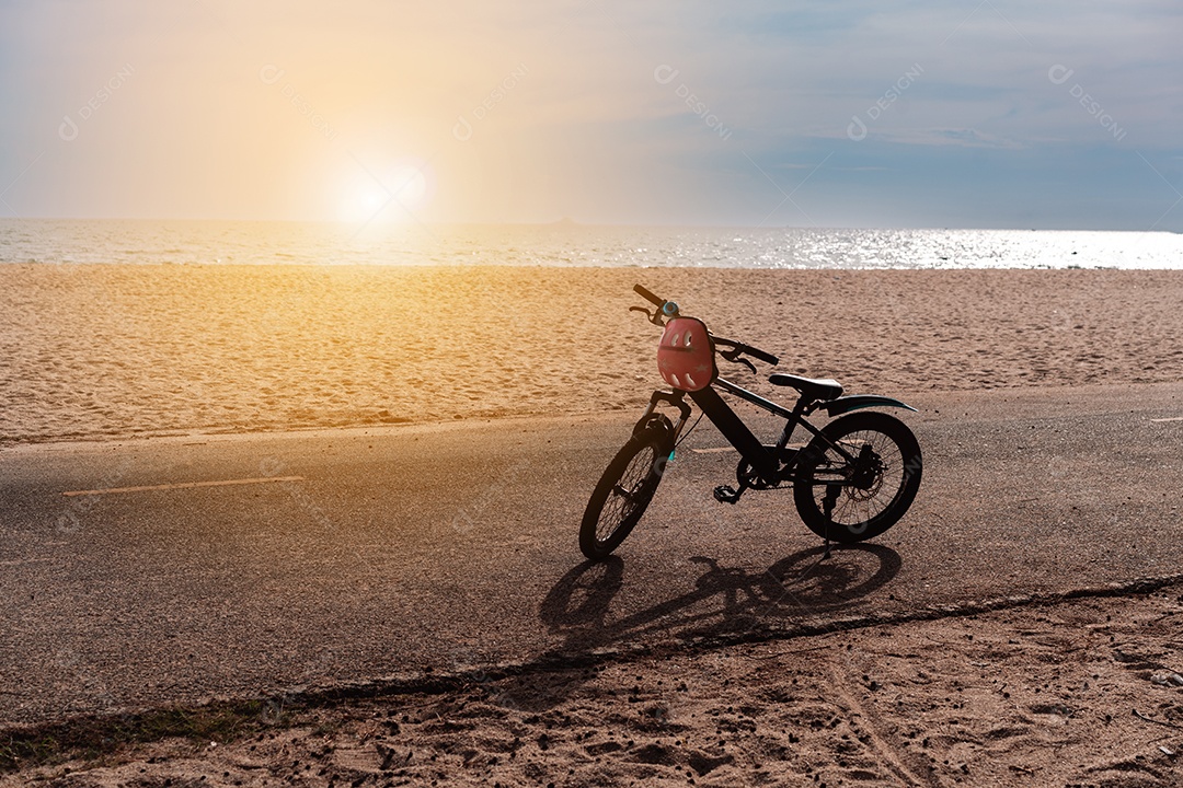 Bicicleta pequena parada na sala