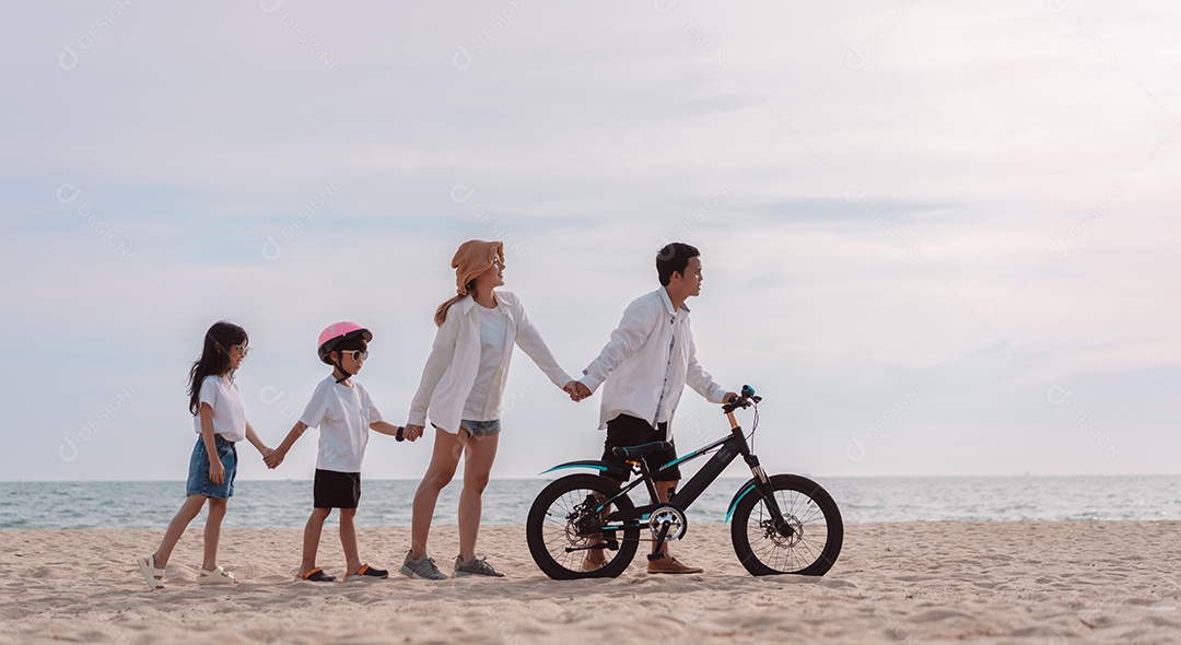 Família passeando pela praia de bicicleta