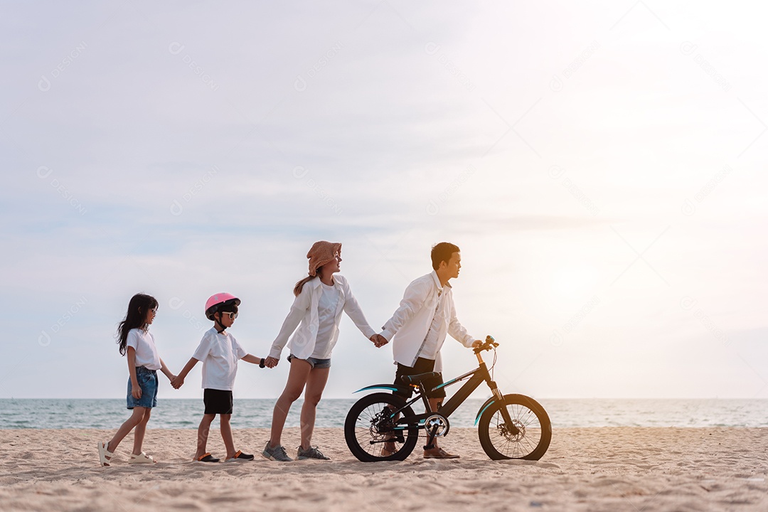 Família passeando pela praia de bicicleta