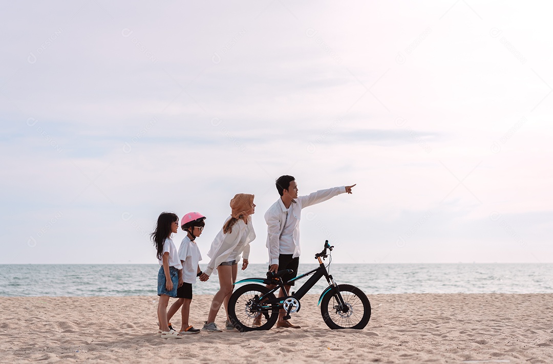 Família passeando pela praia de bicicleta