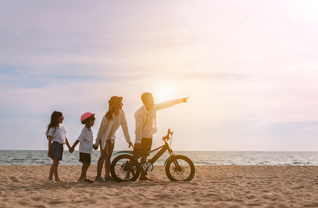 Família passeando pela praia de bicicleta