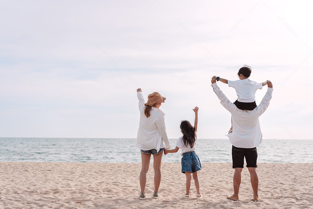 Família passeando pela praia em um dia ensolarado
