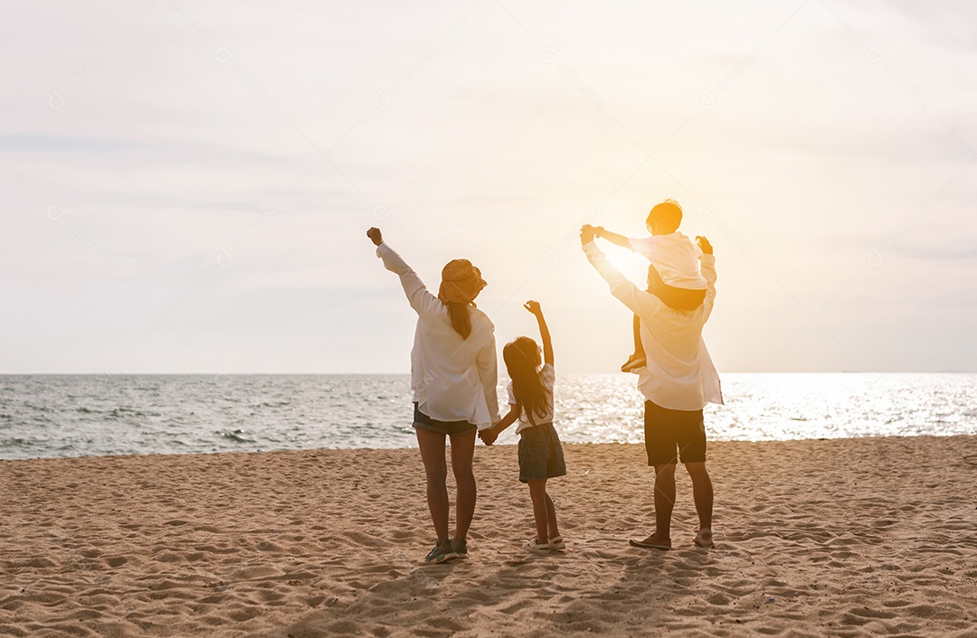 Família passeando pela praia em um dia ensolarado
