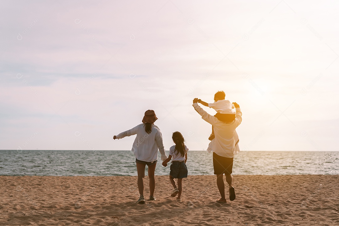 Família passeando pela praia em um dia ensolarado