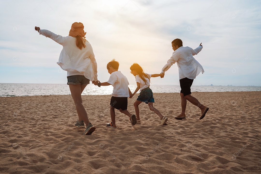 Linda família passeando pela praia