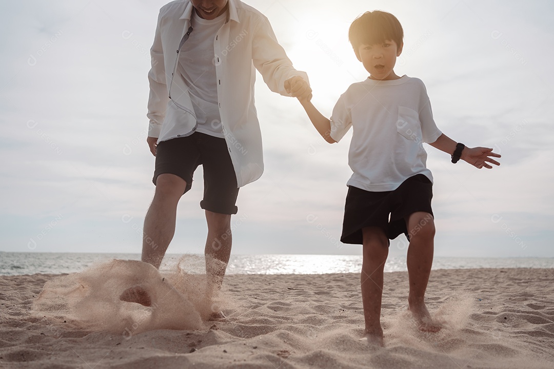 Linda família passeando pela praia